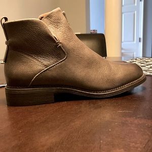 Size 8! NEVER WORN! Leather brown!